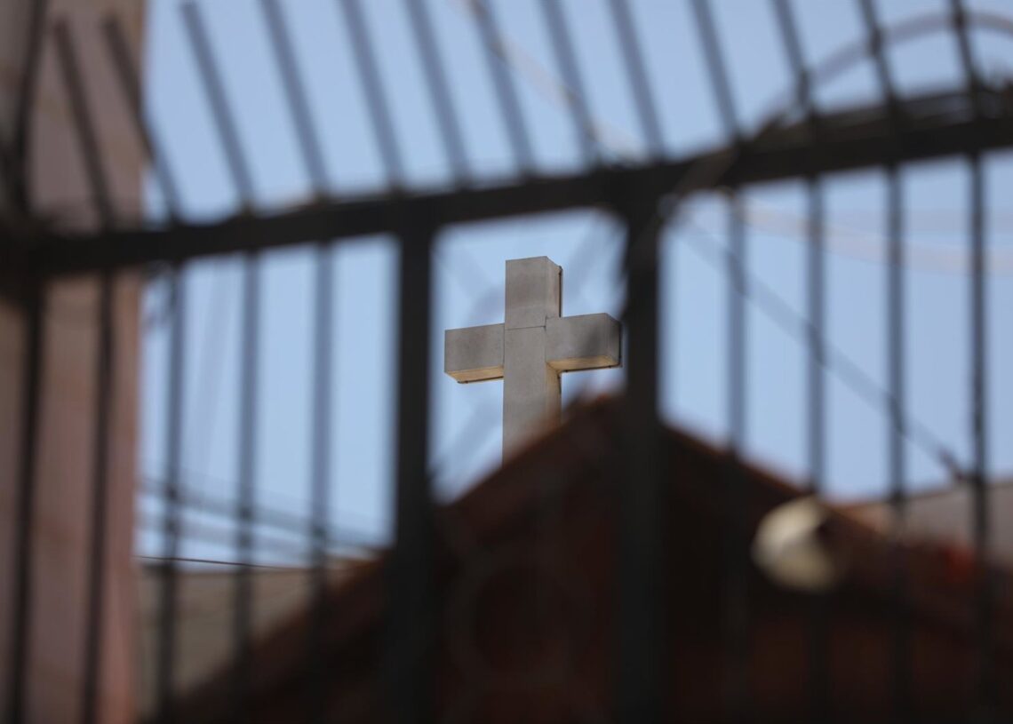 Archivo - La Iglesia de la Sagrada Familia en la ciudad de Gaza durante una visita del patriarca latino de Jerusalén, el cardenal Pierbattista Pizzaballa, y el patriarca ortodoxo de Jerusalén, Teófilo III, tras un ataque de Israel contra el edificio (archEuropa Press/Contacto/Omar Ashtawy - Archivo
