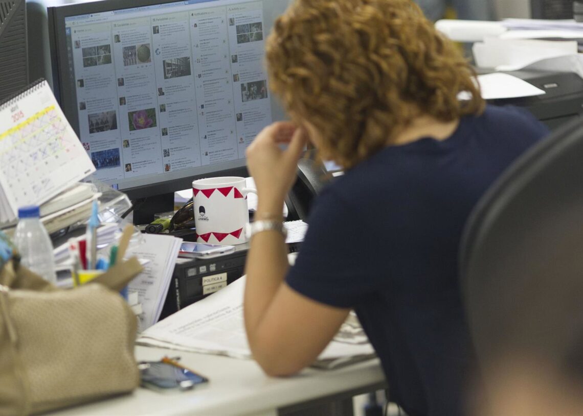 Archivo - Una trabajadora en su oficinaEUROPA PRESS - Archivo