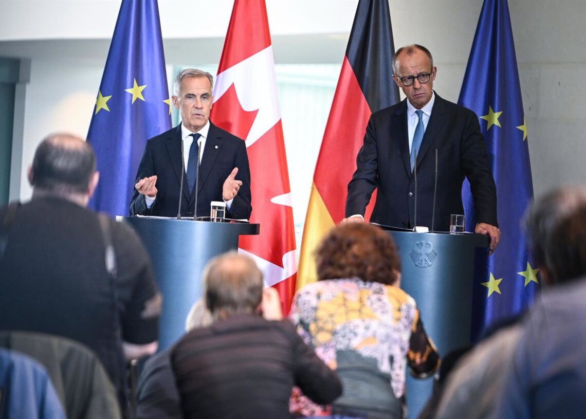 El primer ministro de Canadá, Mark Carney, y el canciller de Alemania, Friedrich MerzAnnegret Hilse/Reuters Pool/dpa