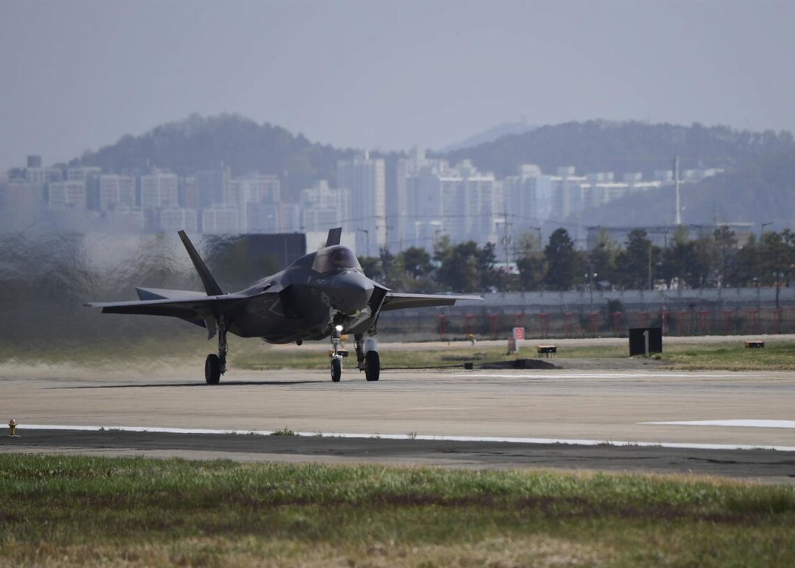 Archivo - Imagen de archivo de un caza durante las maniobras militares entre Corea del Sur y EEUU.Europa Press/Contacto/Defense Ministry - Archivo