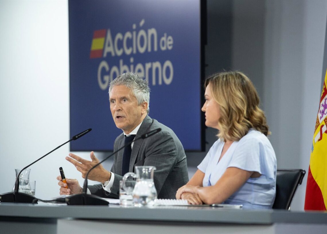 El ministro del Interior, Fernando Grande-Marlaska, junto a la portavoz del Gobierno y ministra de Educación, FP y Deportes, Pilar AlegríaALEJANDRO MARTÍNEZ - EUROPA PRESS