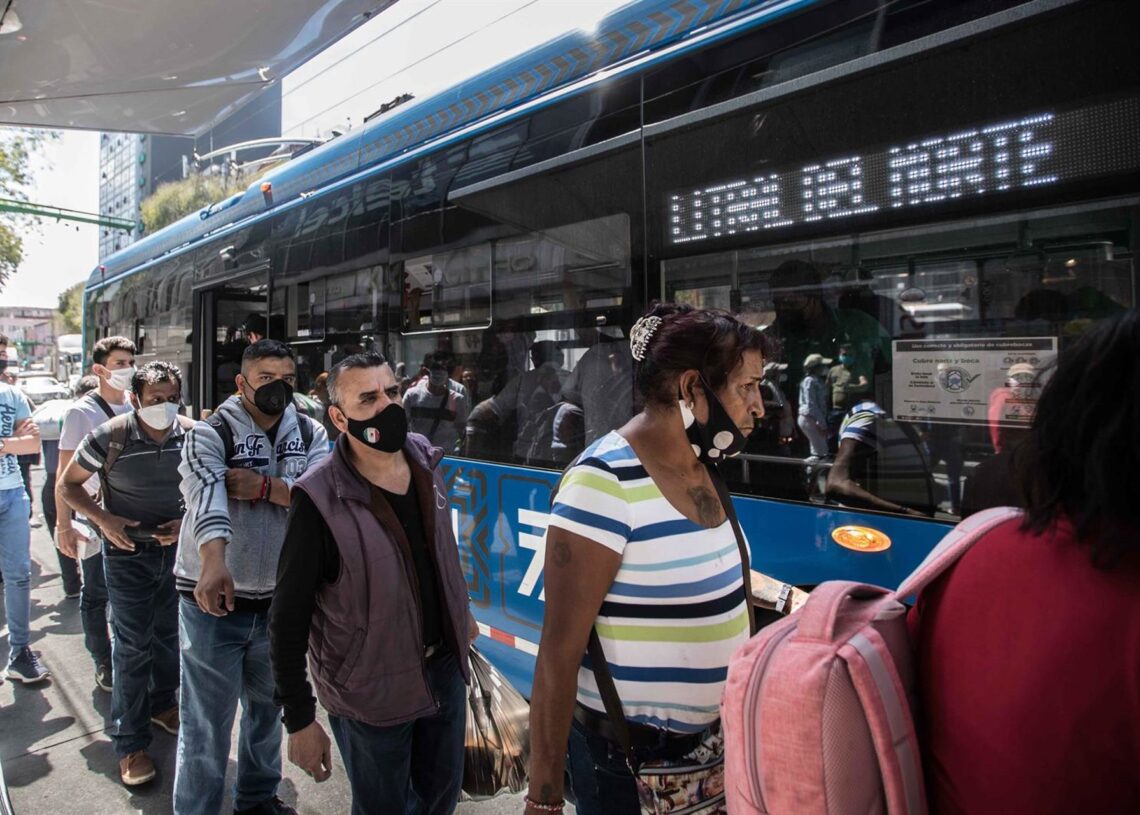 Archivo - Un grupo de personas espera su turno para tomar el autobús en Ciudad de México.EL UNIVERSAL / ZUMA PRESS / CONTACTOPHOTO