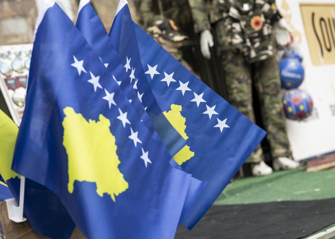 Archivo - Banderas de Kosovo en una tienda de recuerdos de PristinaEuropa Press/Contacto/Matteo Placucci - Archivo