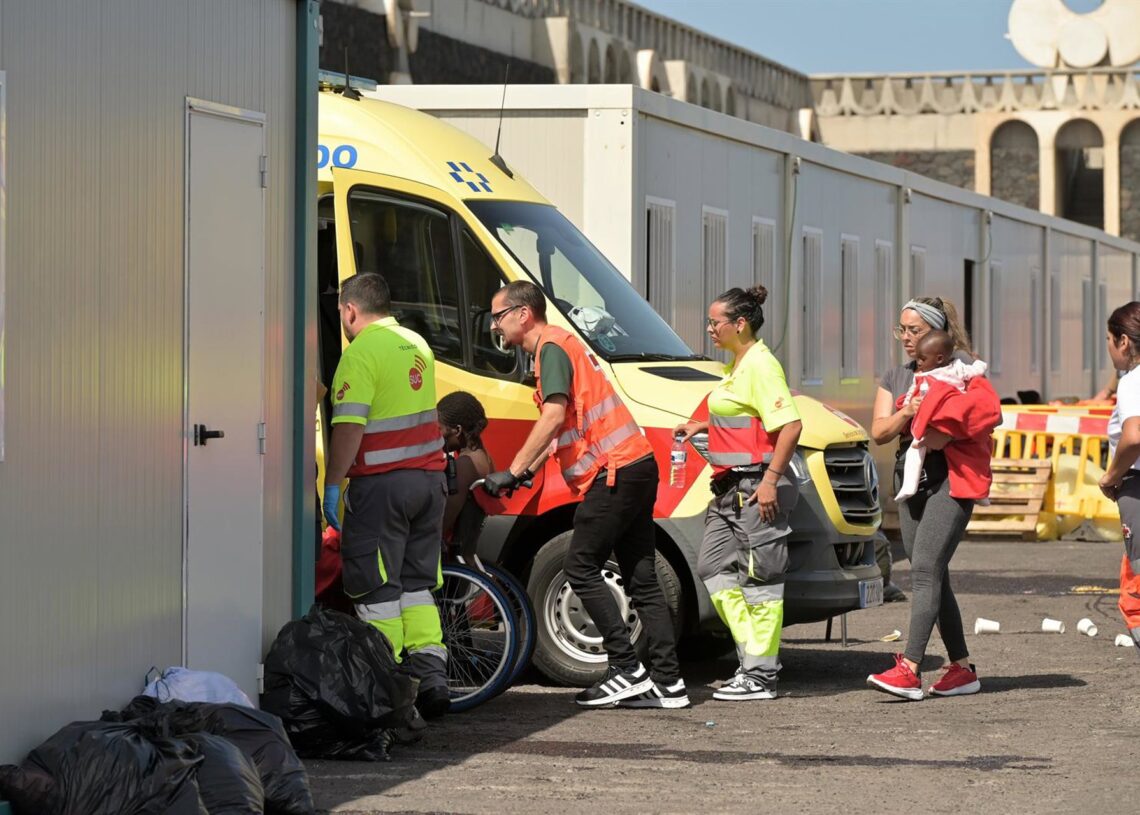 Archivo - Uno de los migrantes rescatados tras volcar un cayuco en el Puerto de la Restinga, a 28 de mayo de 2025, en El Hierro, Canarias (España). Europa Press Canarias - Europa Press - Archivo