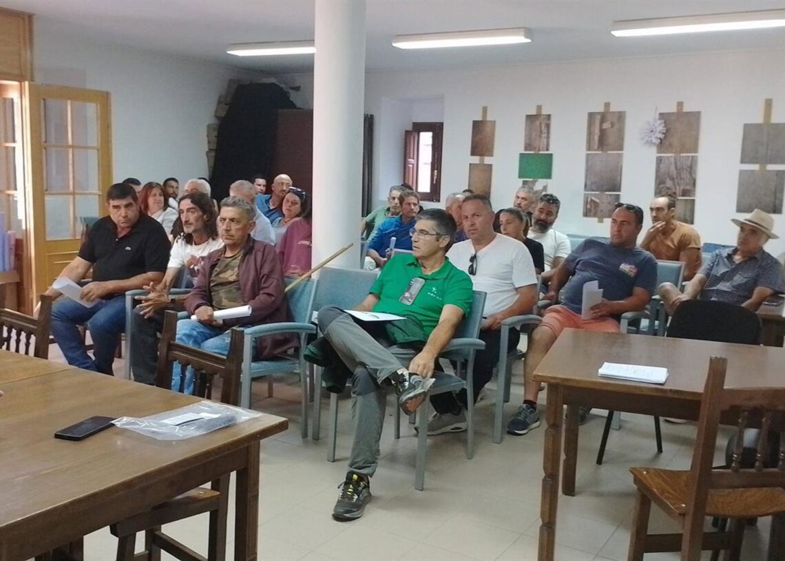 Reunión mantenida por los responsables de UPA con ganaderos en Porto.UPA ZAMORA