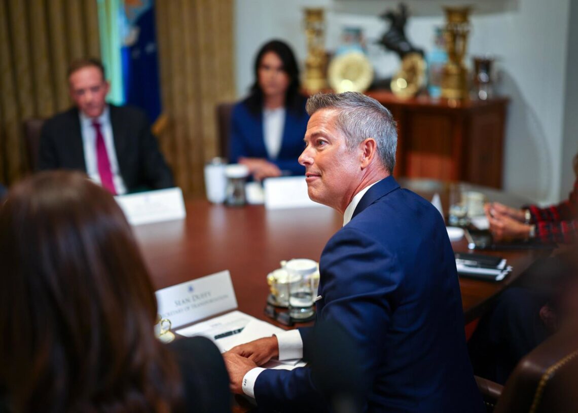 Archivo - El secretario de Transporte de Estados Unidos, Sean Duffy, participa en una reunión del GobiernoEuropa Press/Contacto/Aaron Schwartz - Pool via CN