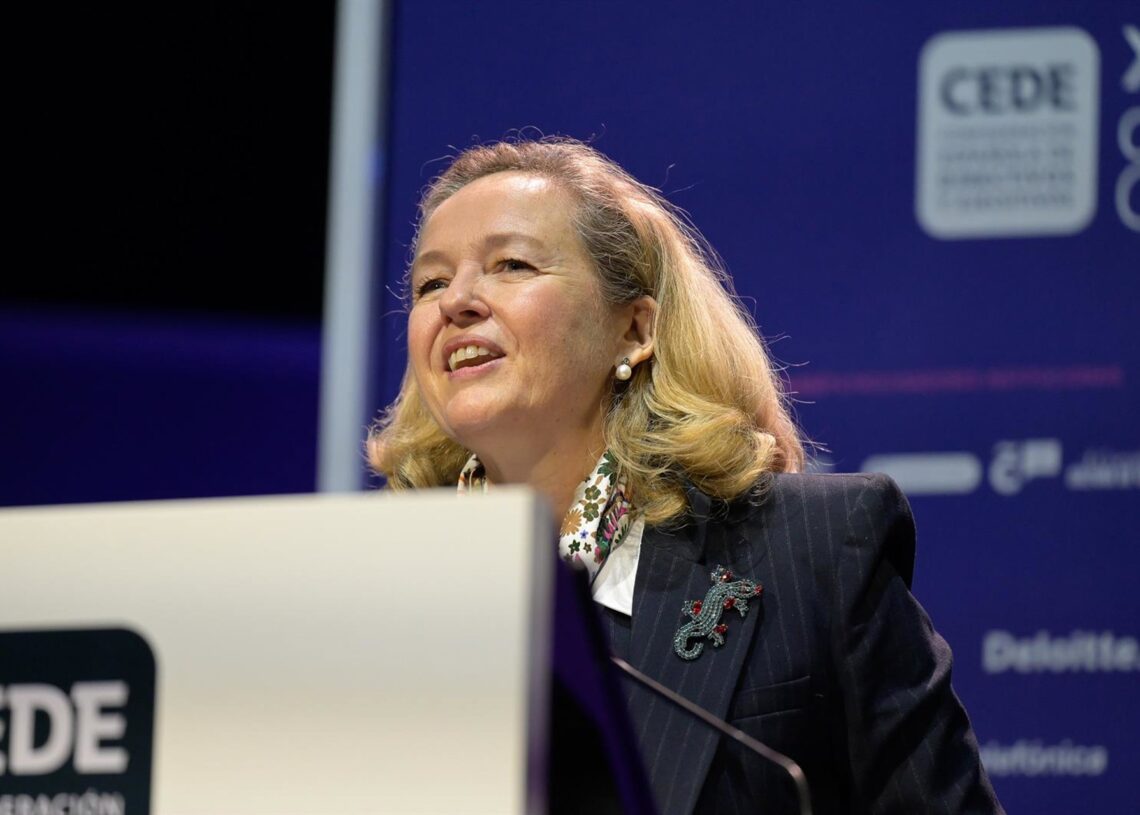 Archivo - La presidenta del Banco Europeo de Inversiones (BEI), Nadia Calviño, interviene durante el XXIII Congreso de Directivos CEDE, en el PALEXCO, a 28 de noviembre de 2024, en A Coruña, Galicia (España). M. Dylan - Europa Press - Archivo