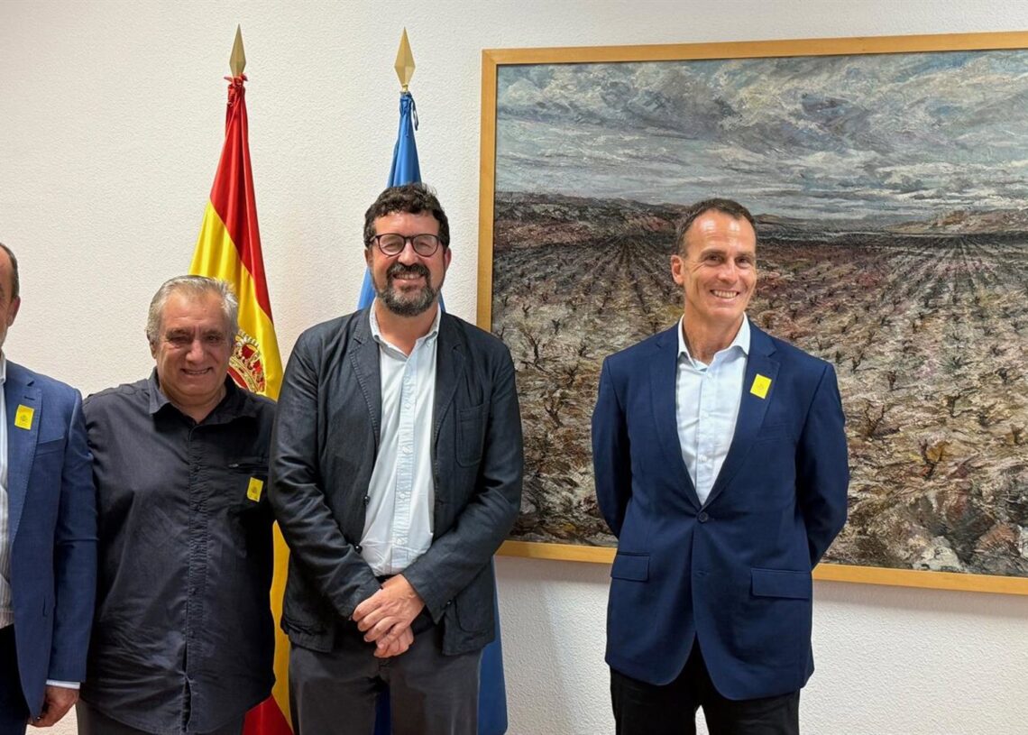 Los pilotos exigen la convocatoria de una reunión público-privada para abordar la precariedad del sector.SLTA