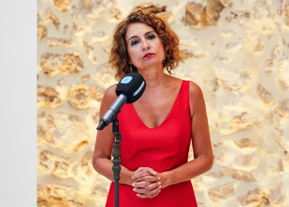 La vicepresidenta primera del Gobierno y ministra de Hacienda, María Jesús Montero, atiende a los medios antes de su visita al ayuntamiento rehabilitado. Francisco J. Olmo - Europa Press