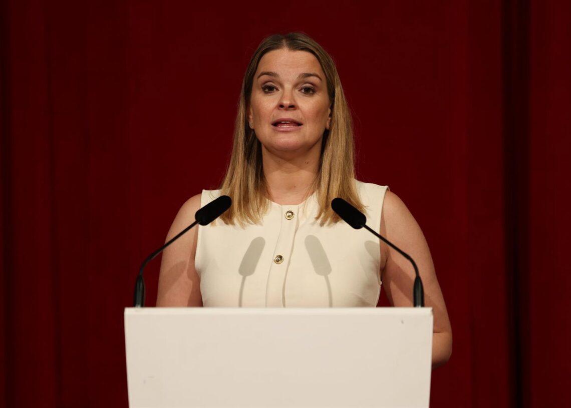 La presidenta de las Islas Baleares, Marga Prohens, atiende a los medios de comunicación, tras su encuentro con el presidente del Gobierno, Pedro Sánchez, en el Consolat de Mar, a 29 de julio de 2025, en Palma de Mallorca, Islas Baleares (España).Tomàs Moyà - Europa Press