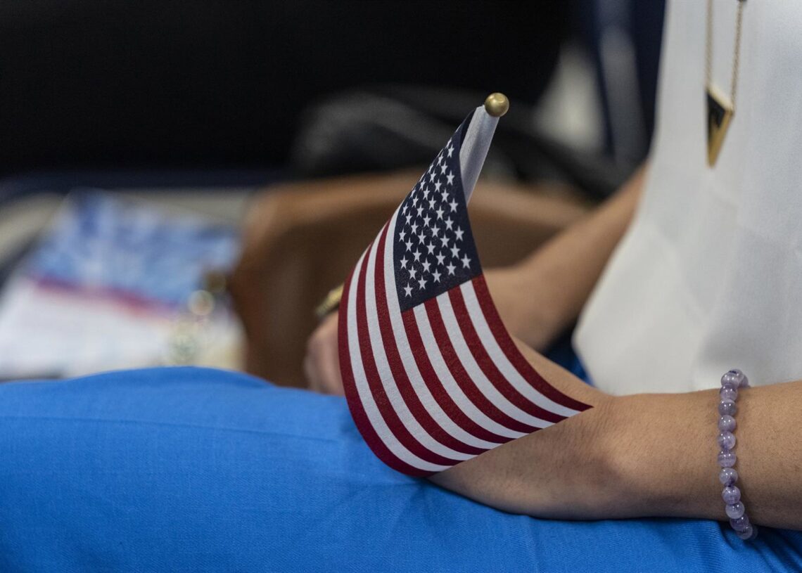Archivo - Una mujer sostiene una bandera estadounidenseEuropa Press/Contacto/Lev Radin - Archivo