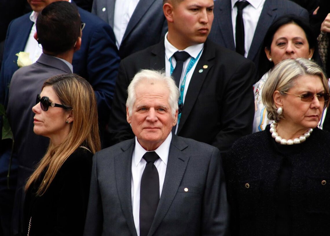 En el centro de la imagen, Miguel Uribe Londoño, durante el funeral de su hijo Miguel Uribe TurbayEuropa Press/Contacto/Jorge Londono