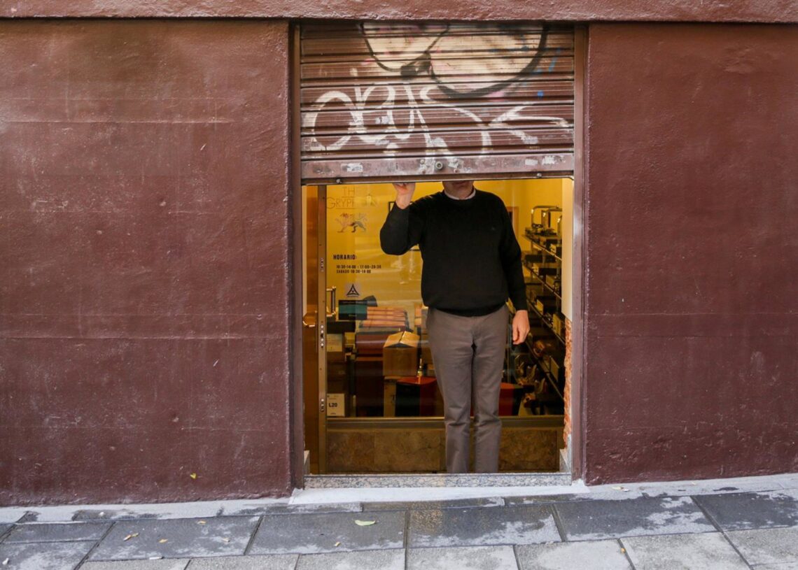 Archivo - Un autónomo echa el cierre de su negocio tras su jornada laboralRicardo Rubio - Europa Press - Archivo