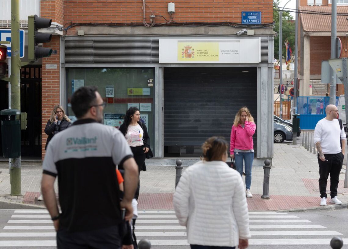 Archivo - Varias personas frente a una oficina del servicio público de empleo (SEPE)Eduardo Parra - Europa Press - Archivo