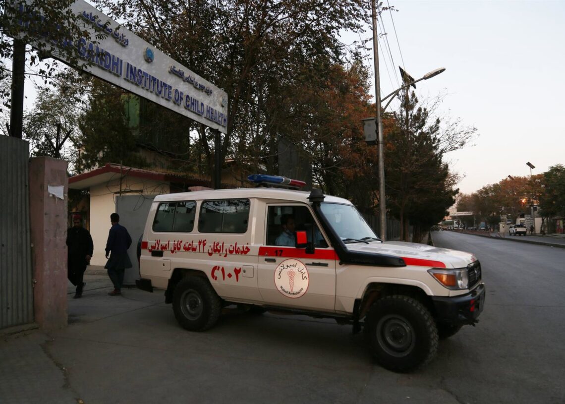 Archivo - Una ambulancia tras un atentado en la capital de Afganistán, Kabul, en noviembre de 2021 (archivo)Europa Press/Contacto/Kabir - Archivo