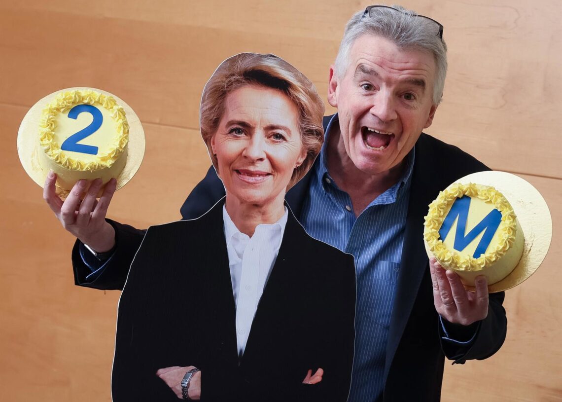 Archivo - 16 January 2024, Belgium, Brussels: Ryanair CEO Michael O'Leary is pictured next to a photo of Ursula von der Leyen (C), President of the European Commission, during a press conference of Irish low-cost airline Ryanair in Brussels. Photo: BenoitBenoit Doppagne/Belga/dpa - Archivo