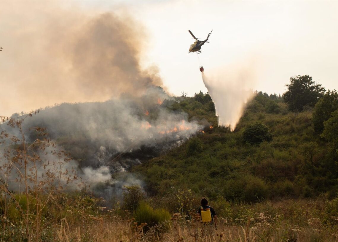 Un helicóptero trabaja en las tareas para la extinción del incendio, a 24 de agosto de 2025, en Molinaseca, León.Alejandro Martínez Vélez - Europa Press