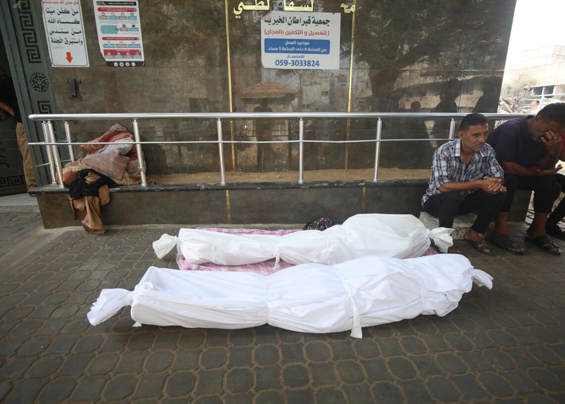 Palestinos junto a varios muertos por un ataque ejecutado por el Ejército de Israel contra el norte de la Franja de Gaza (archivo)Europa Press/Contacto/Omar Ashtawy