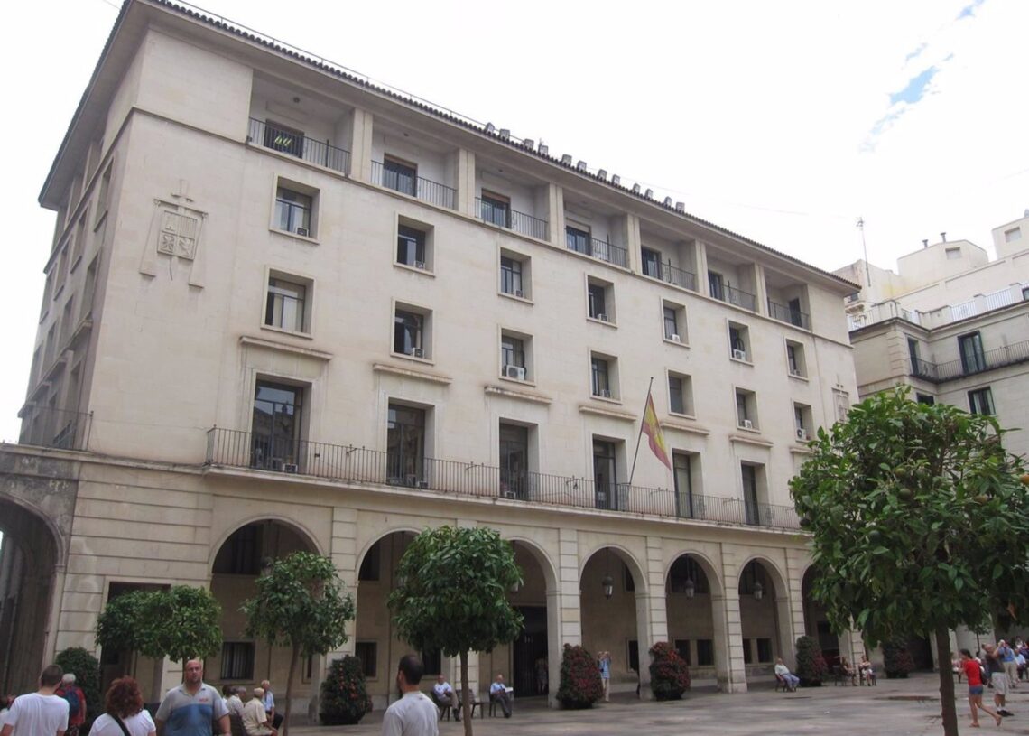 Archivo - Sede de la Audiencia Provincial de Alicante, en la plaza del Ayuntamiento de la ciudad, en una imagen de archivoEUROPA PRESS - Archivo