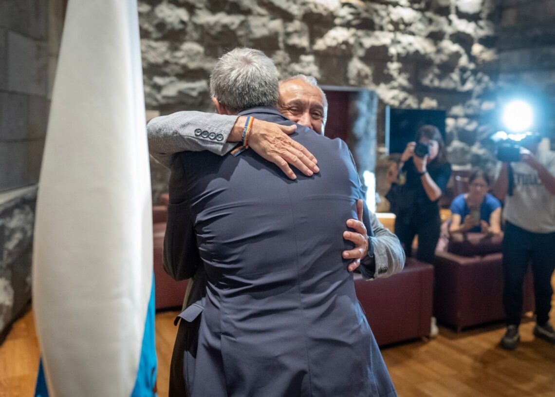 El presidente de Canarias, Fernando Clavijo, y el secretario general de UGT, Pepe Álvarez, se abrazan antes de iniciar una reunión en Presidencia del GobiernoGOBIERNO DE CANARIAS
