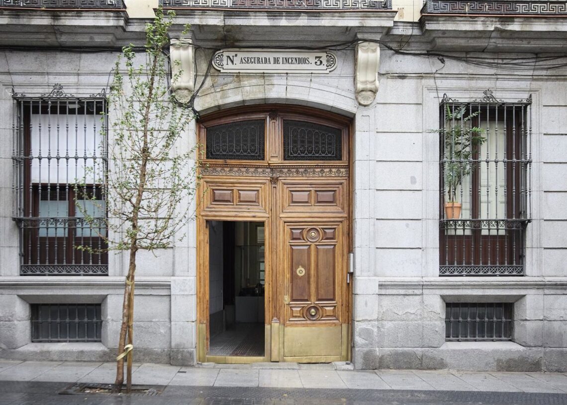 Archivo - Fachada de un bloque de viviendas, a 29 de octubre de 2024, en Madrid (España). Jesús Hellín - Europa Press - Archivo