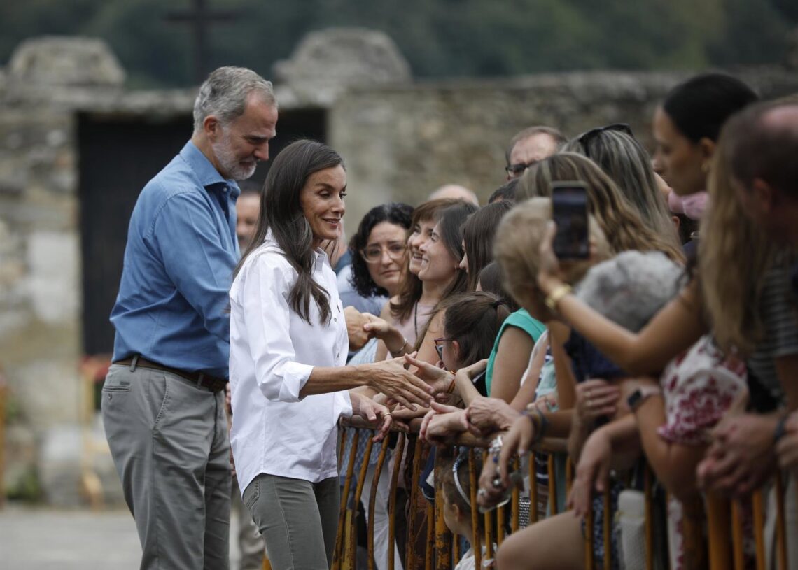 Los Reyes durante su visita al Parque natural Lago de Sanabria y sierras Segundera y de Porto este miércolesPALOMA V. ESCARPA / EUROPA PRESS
