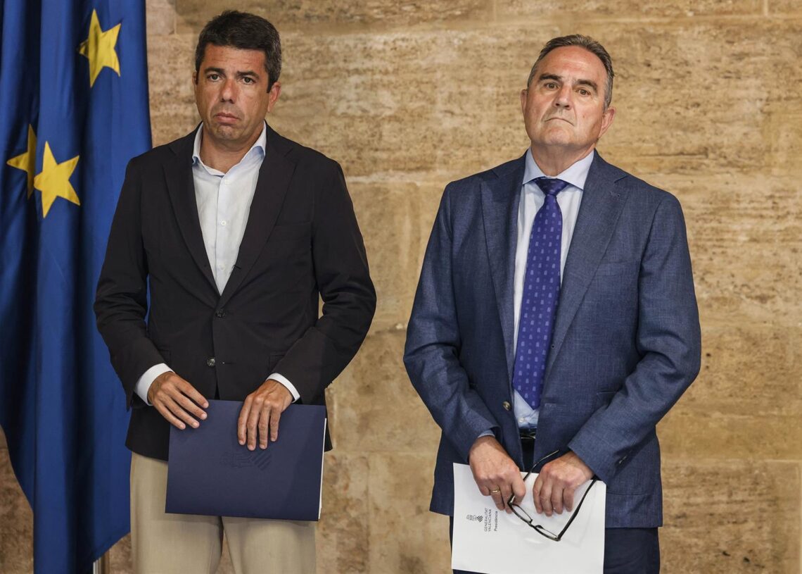 Archivo - El president de la Generalitat valenciana, Carlos Mazón (i) y el vicepresidente segundo y conseller para la Recuperación Económicaonómica y Social de la Generalitat Valenciana, Francisco José Gan PampolsRober Solsona - Europa Press - Archivo