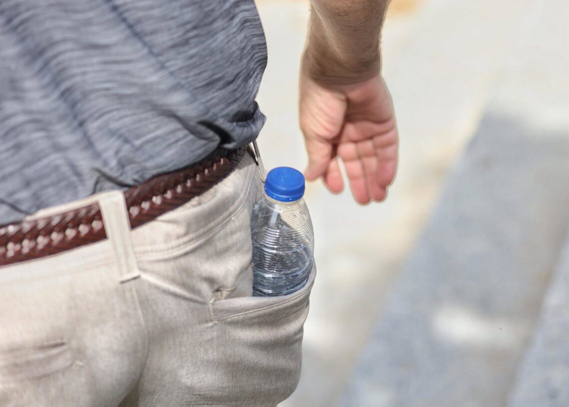 Archivo - Un hombre con una botella de agua, a 19 de mayo de 2022, en Madrid (España).Eduardo Parra - Europa Press - Archivo