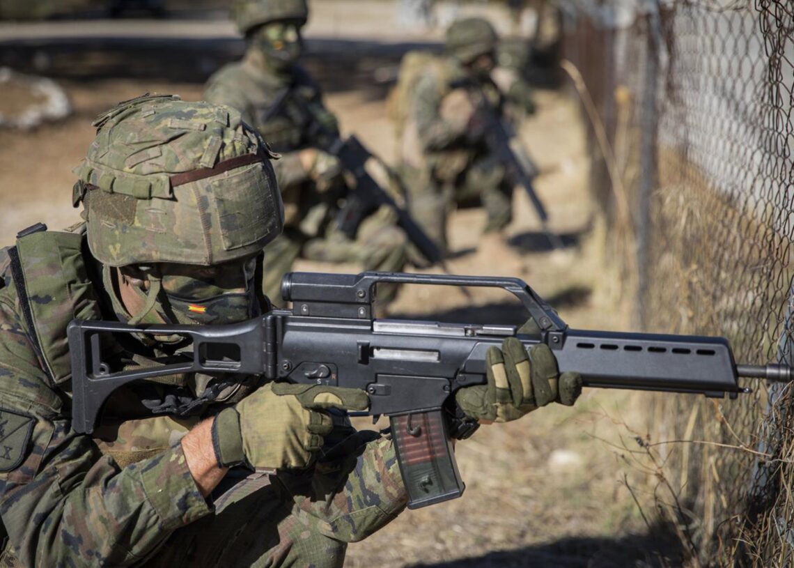 Archivo - Soldados de la Legión participan en una maniobra de simulación de fusiles en un recinto ambientado en un "poblado afgano" en Málaga.María José López - Europa Press - Archivo