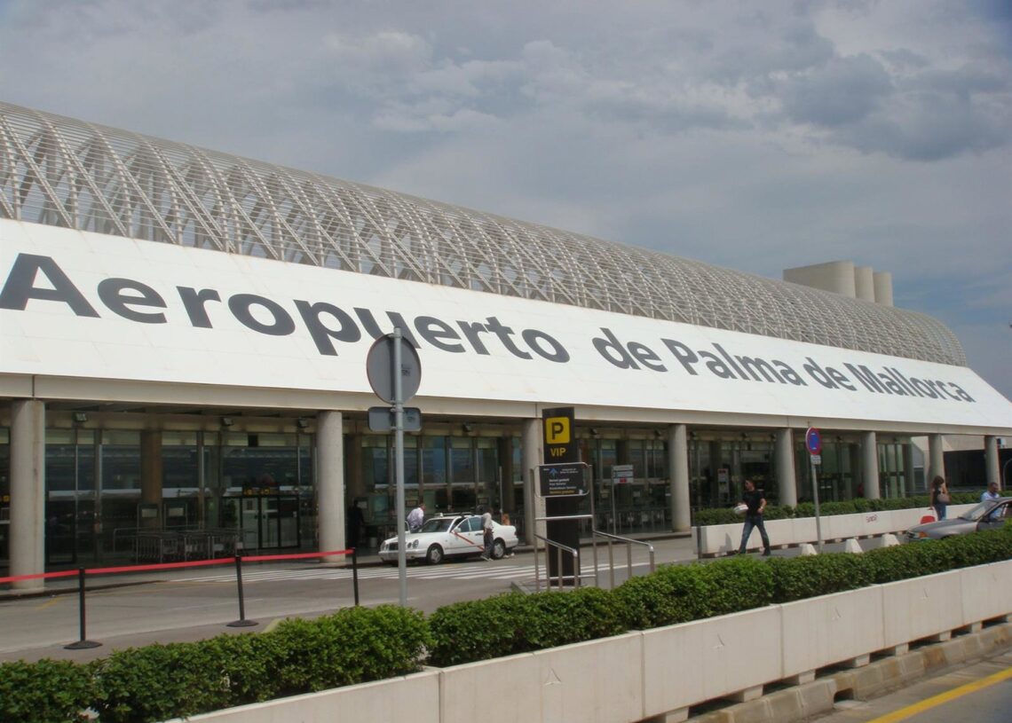 Archivo - Cartel del aeropuerto de PalmaAENA - Archivo