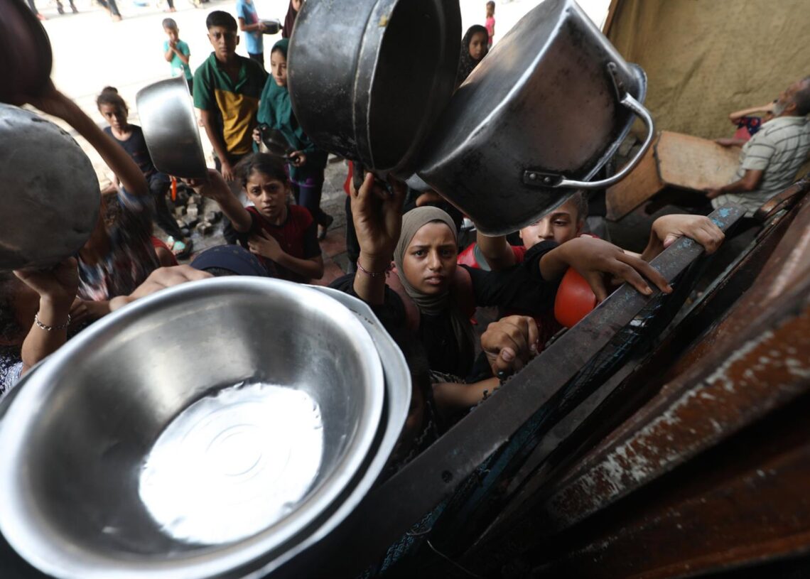 Palestinos esperan recibir alimentos de una organización de ayuda humanitaria en el campamento de refugiados de Al Bureij, en el centro de la Franja de GazaEuropa Press/Contacto/Moiz Salhi