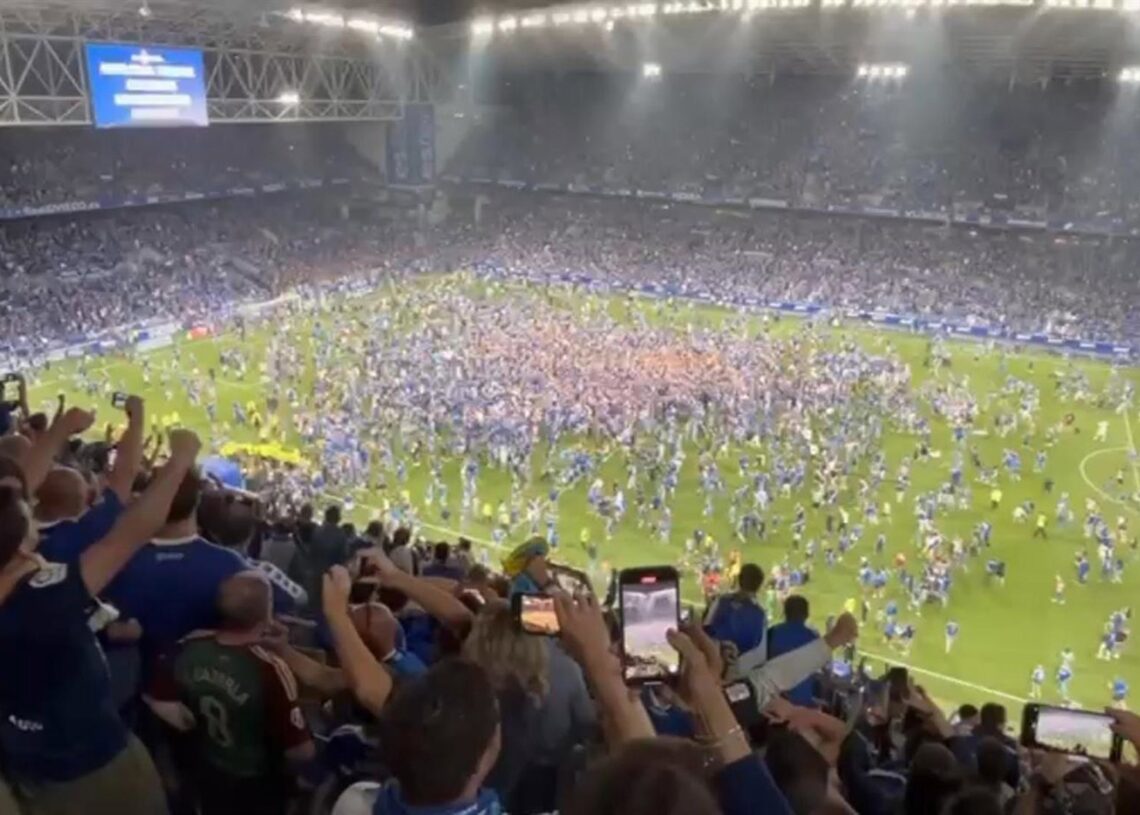 Archivo - La afición del Real Oviedo celebrando su ascenso a Primera División.EUROPA PRESS - Archivo