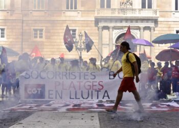 Socorristas de Barcelona durante una manifestación, a 22 de agosto de 2025, en Barcelona.David Oller - Europa Press