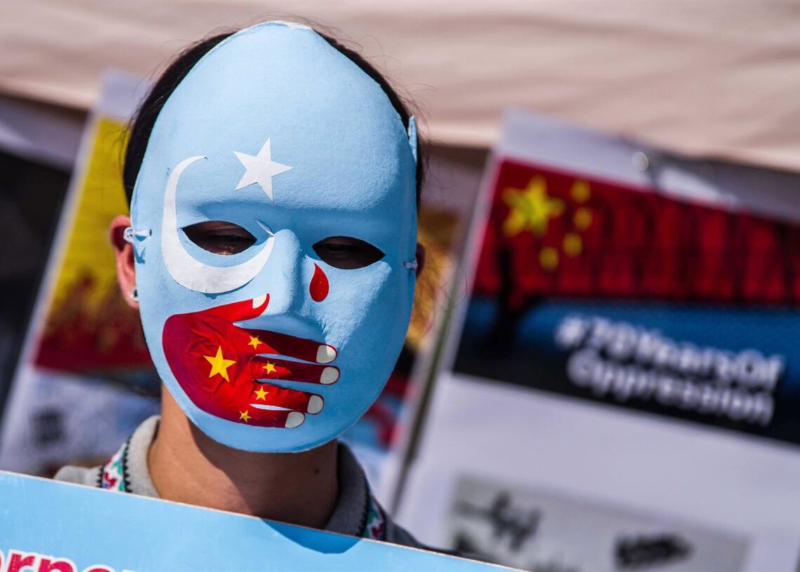 Archivo - Un hombre con la bandera uigur en una protesta en contra los crímenes en la región de Xinjiang.SACHELLE BABBAR / ZUMA PRESS / CONTACTOPHOTO