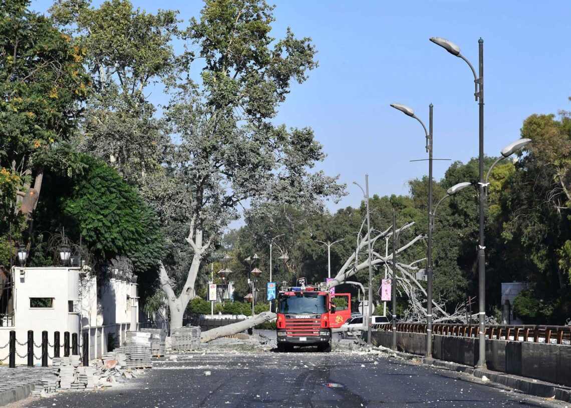 Archivo - Camión de bomberos cerca de una estructura dañada por un ataque de Israel en la sede del Ejército sirio en DamascoEuropa Press/Contacto/Ammar Safarjalani - Archivo