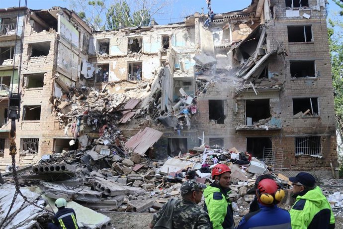 Archivo - Servicio Estatal de Emergencias de Ucrania realiza operaciones de búsqueda y limpieza en el lugar de un ataque aéreo en Kiev- Europa Press/Contacto/Peter Druk - Archivo