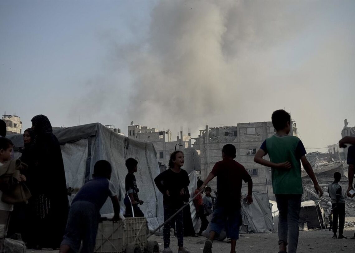 Columnas de humo por ataques de Israel en Jan Yunis, en el sur de la Franja de GazaEuropa Press/Contacto/Abdallah Alattar