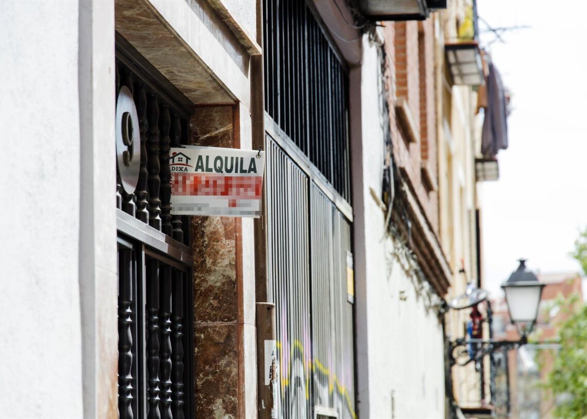 Archivo - Un cartel para alquilar una vivienda en un portal del distrito de Embajadores (Madrid)Carlos Luján - Europa Press - Archivo