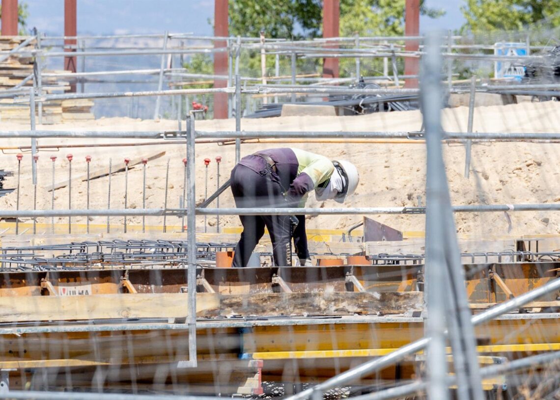 Un obrero trabaja en la construcción de una vivienda nueva.Ricardo Rubio - Europa Press
