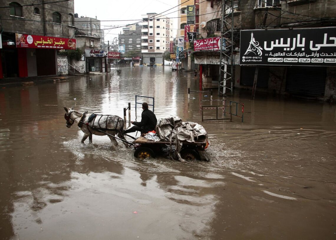 Archivo - Imagen de archivo de un hombre atravesando una calle anegada por las lluvias torrenciales en Pakistán.Mohammed Salem/APA Images via ZU / DPA - Archivo
