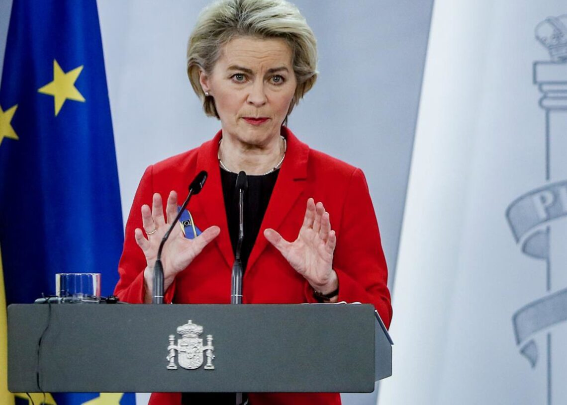 Archivo - La presidenta de la Comisión Europea, Ursula von der Leyen, interviene en la rueda de prensa después de una reunión con el presidente del Gobierno, en  La Moncloa, a 5 de marzo de 2022, en Madrid (España). La visita de Von der Leyen se produce eRicardo Rubio - Europa Press - Archivo