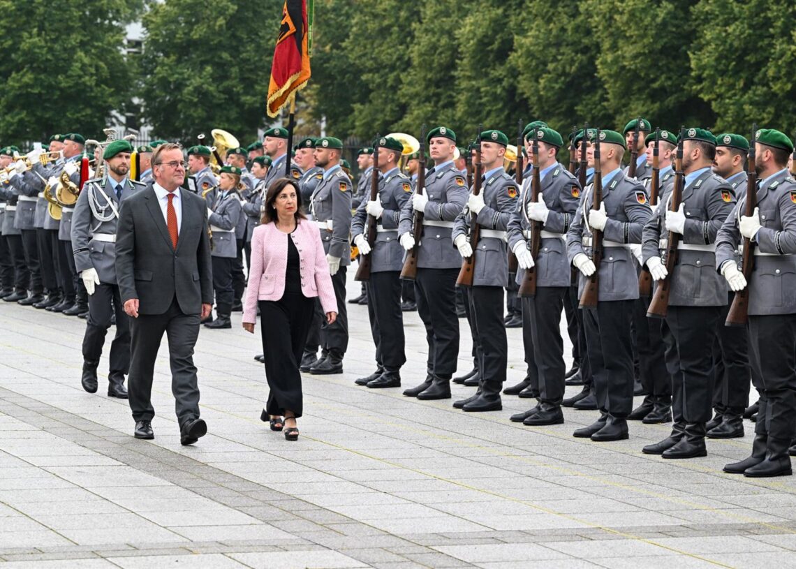 La ministra de Defensa, Margarita Robles, y su homólogo alemán, Boris Pistorius, en Berlín (Alemania). Soeren Stache/dpa