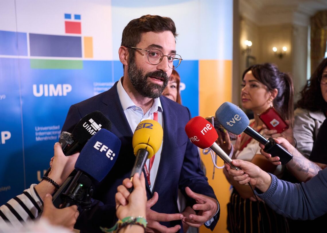 El secretario de Estado de Energía, Joan Groizard, en declaraciones a la prensa en la UIMP.JUAN MANUEL SERRANO ARCE/UIMP