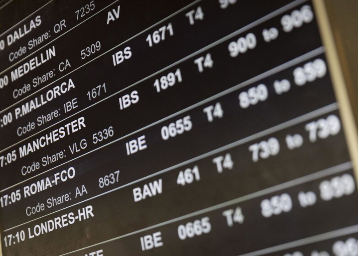 Una pantalla informativa, en el Aeropuerto Adolfo Suárez Madrid-Barajas, a 1 de agosto de 2025, en Madrid (España).  Eduardo Parra - Europa Press