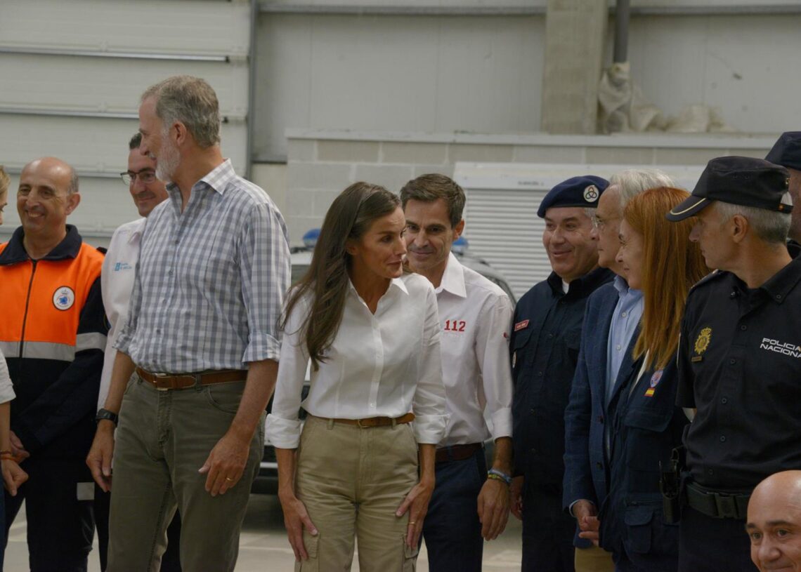 Los Reyes Felipe VI y Letizia saludan a los agentes de los Servicios de Emergencias durante una visita a Ourense, a 28 de agosto de 2025, en Ourense, Galicia (España). Los Reyes de España realizan hoy una visita oficial a distintos puntos de la provincia Rosa Veiga - Europa Press