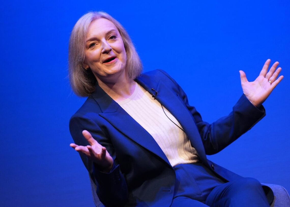 Archivo - 30 September 2024, United Kingdom, Birmingham: Former British prime minister Liz Truss, gestures during the UK Conservative Party Conference at the International Convention Centre in Birmingham. Photo: Jacob King/PA Wire/dpaJacob King/PA Wire/dpa - Archivo