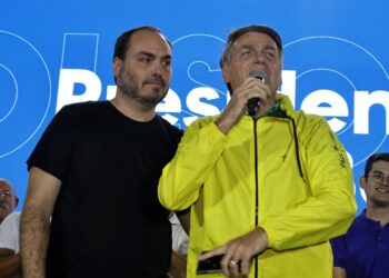 Carlos y Jair Bolsonaro.Europa Press/Contacto/Lc Moreira, Lc Moreira
