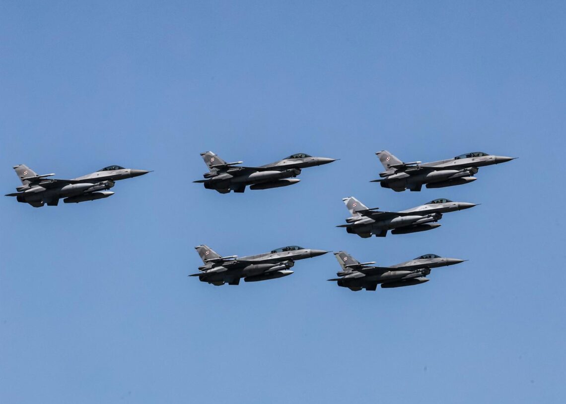 Aviones F-16 vuelan sobre Varsovia durante el desfile del día del Ejército de PoloniaEuropa Press/Contacto/Dominika Zarzycka