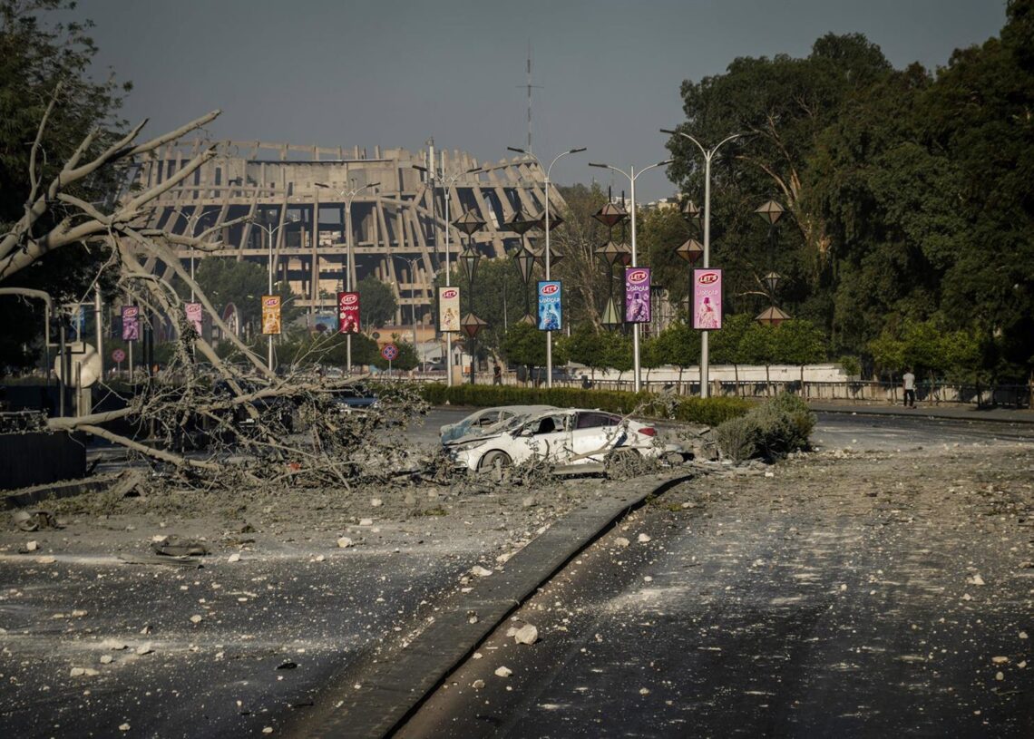 Archivo - Vehículos destrozados tras un bombardeo israelí en Damasco, SiriaMoawia Atrash/dpa - Archivo