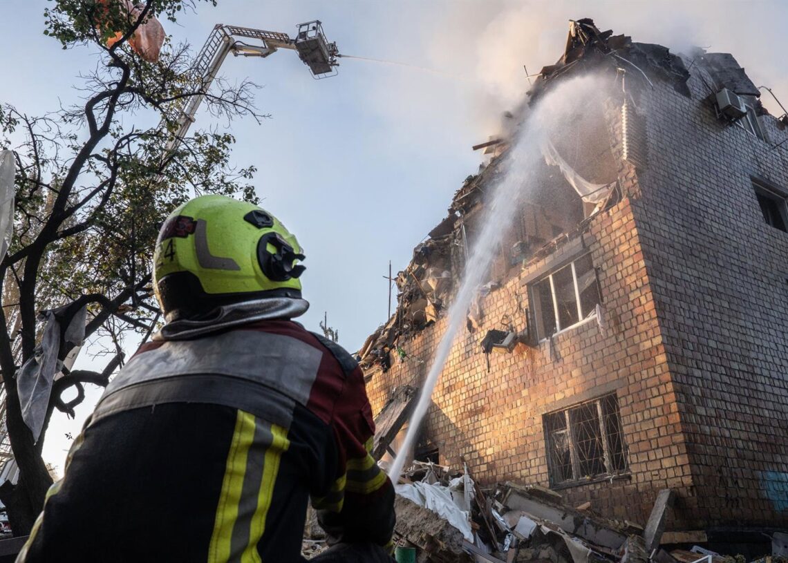 Los Bomberos trabajan en la extinción de un incendio en un edificio bombardeado en KievPatryk Jaracz / Zuma Press / ContactoPhoto